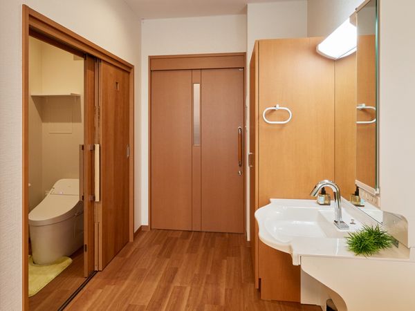 清潔な居室内トイレと洗面台