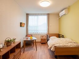 居室内の家具とベッド