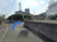施設の外観が見える道  