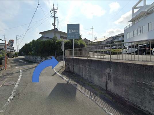 施設の外観が見える道  