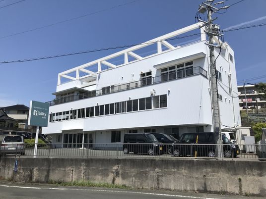 白い建物の外観  