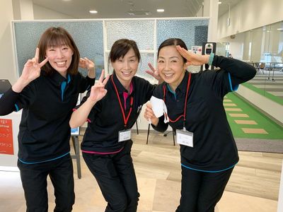 笑顔でポーズするスタッフ