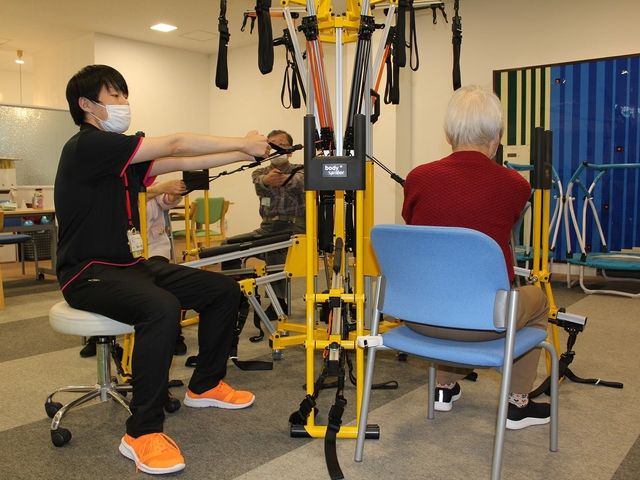 トレーニング風景 機能訓練室 専用機器を使ったトレーニングで、体力の向上を目指せます。指導員がサポートしてくれます。