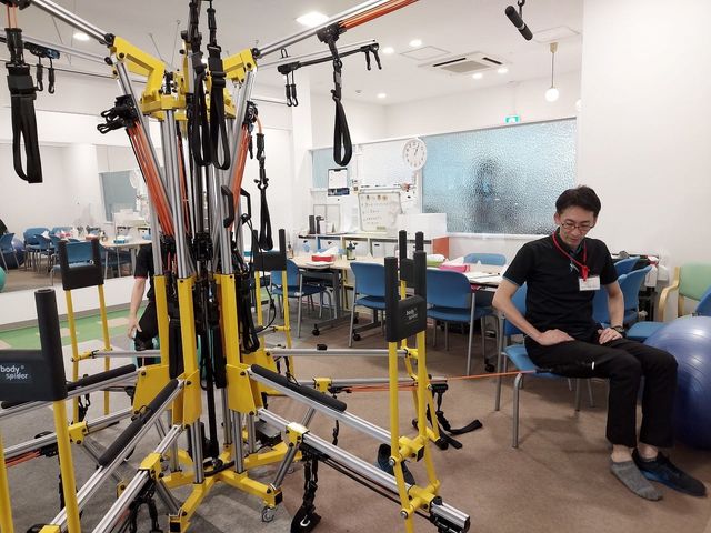 リハビリ機器と利用者の部屋 機能訓練室 機能訓練室では、専用器具を使って効率的なリハビリが行えます。リラックスした雰囲気も魅力です。