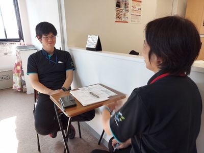面談を行うスタッフイメージ