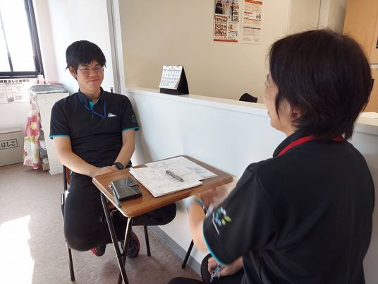 面談を行うスタッフイメージ