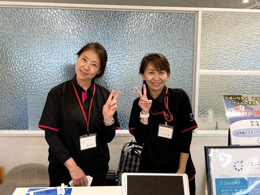 笑顔のスタッフ二人エントランス