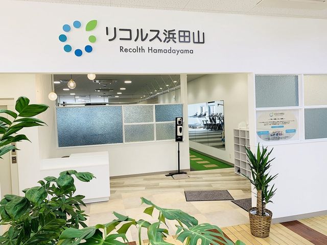 エントランス エントランス 広々としたエントランスは、自然光が入り明るく快適な環境です。観葉植物が癒しの空間を演出しています。