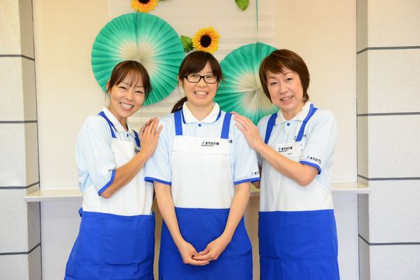 笑顔のスタッフ三人組