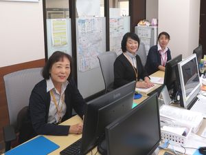 受付で働く職員の様子  