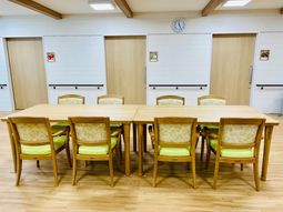 木製テーブルが配置された部屋