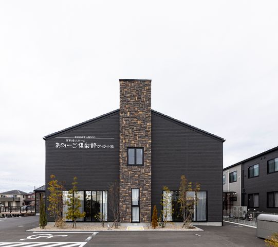 モダンな建築の外観 外観 モダンで洗練されたデザインが印象的な施設外観です。安心と快適さを追求した仕事環境をお求めの方にお勧めです。