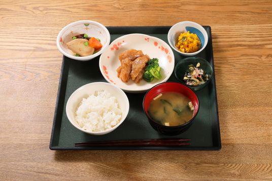 配膳された食事の器