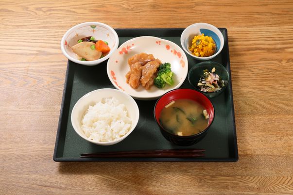 配膳された食事の器