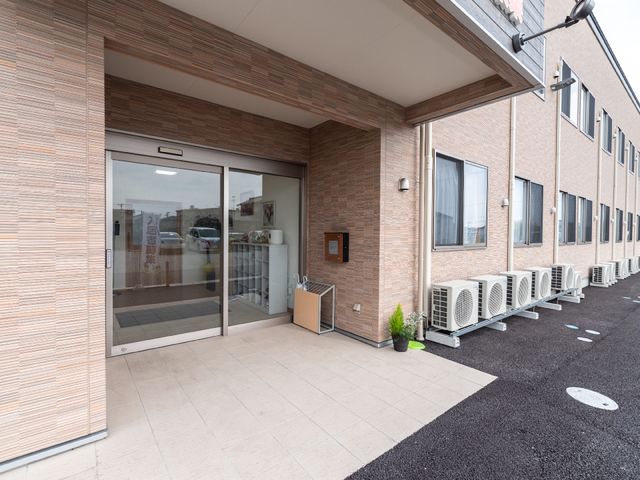広々としたエントランス 玄関 ゆとりあるエントランスはバリアフリー設計で、快適に出入りできる工夫がされています。明るく開放的な空間が、来訪者を優しく迎え入れます。