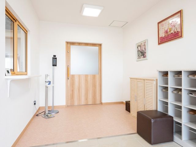 清潔感のあるエントランス 日常風景 ゆとりあるスペースが広がる入口は、明るくて清潔感があります。業務効率と利用者の快適性を重視した設計になっています。