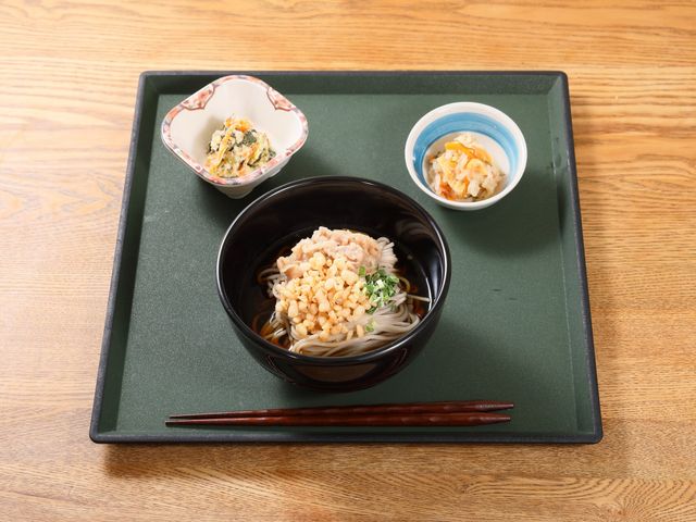 和食のバランスの取れた食事 食事例 栄養バランスを考えた和食の一例です。みそ汁、おかず、ご飯を含む食事で、お仕事中のエネルギー補給にもぴったりです。