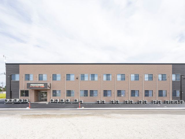 明るい外観の建物 日常風景 広々とした外観は、落ち着いた色合いで、明るく清潔感のある環境を提供しています。