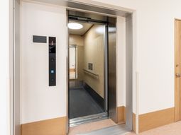 シンプルデザインのエレベーター