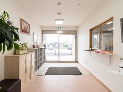 エントランスの明るい景観