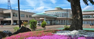 花に囲まれた建物外観