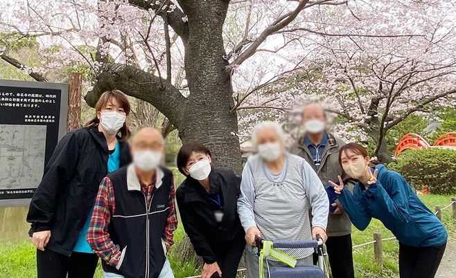 桜の下で集う人々