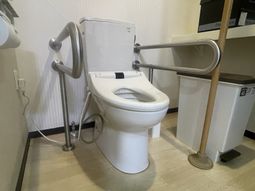 手すり付きトイレ