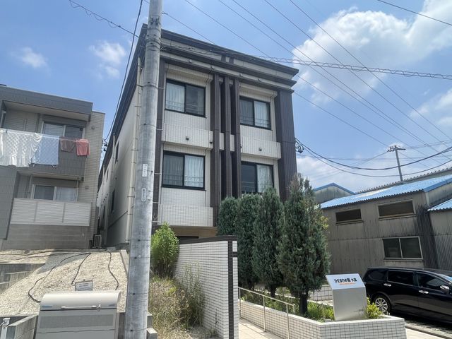 シンプルな外観 外観 落ち着いた外観と整った庭。リラックスできる快適な環境が整っています。