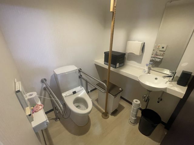 安全なトイレ設計 トイレ 手すり付きで安全に配慮された空間です。広々とした設計で、ゆったりと利用できます。