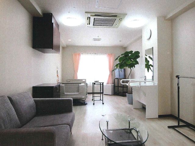 広々とした居室 居室 自然光が差し込む広々とした空間です。落ち着いた家具が配置され、快適に過ごせます。