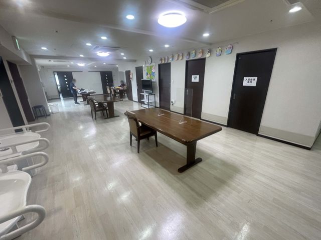 広々とした食堂 食堂 自然光が差し込む明るい空間で、椅子に座りながら交流や食事を楽しめます。