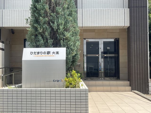 外観の正面 外観 スタイリッシュな外観が魅力の入り口です。来訪者を温かく迎えます。