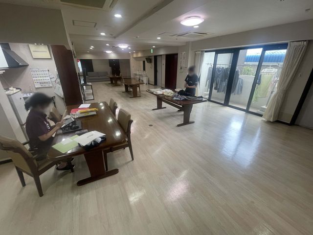 自然光が入る部屋 ラウンジ 自然光が差し込む広々としたラウンジです。テーブルで作業をする方々の姿が見られます。