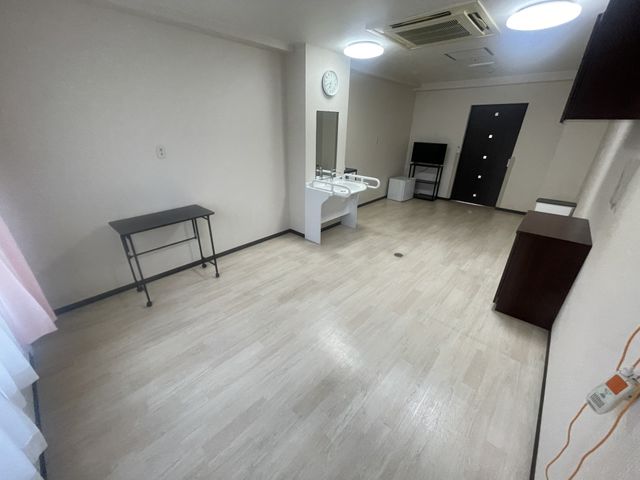 広々とした居室 居室 明るい居室は、広々とした空間で快適な環境を提供します。クリーンな洗面台も設置されています。