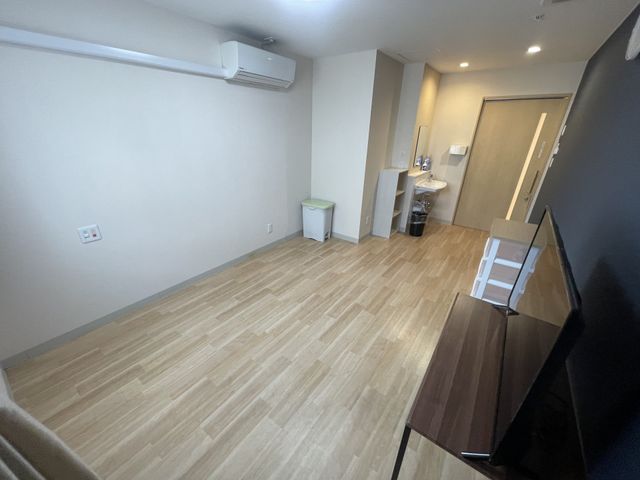 広々とした居室 居室 広々とした居室は、木目調の床で落ち着いた雰囲気です。設備が整っており、快適に過ごせます。