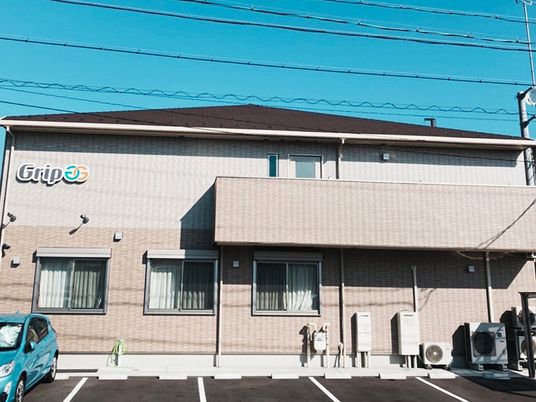 明るい建物の外観