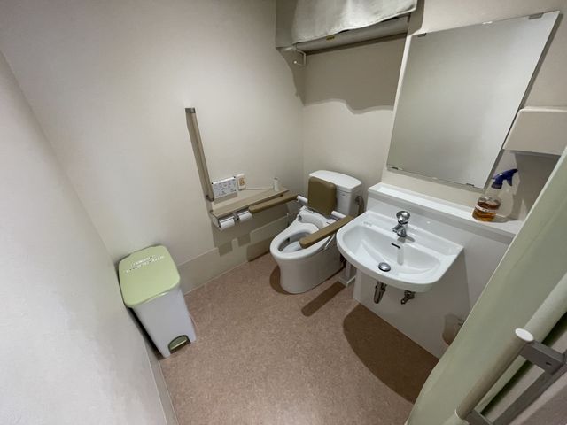 清潔なトイレ トイレ 手すりのついた広いトイレです。車椅子の方も安心して利用できます。