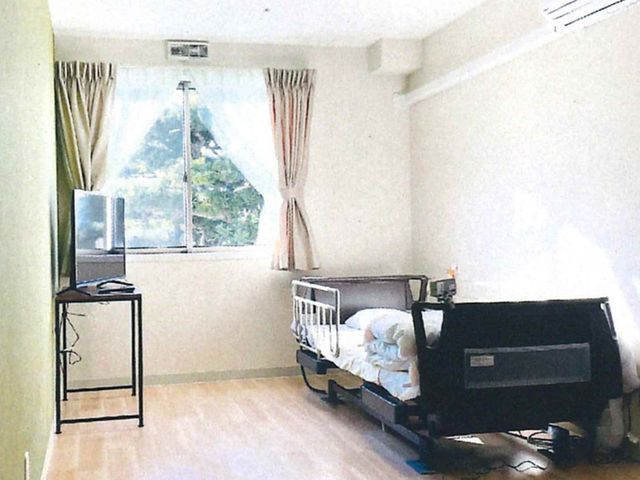 明るい個室の居室 居室 自然光が差し込む明るい部屋です。清潔で快適な空間が整えられています。