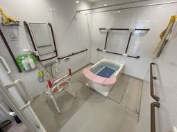 広々とした浴槽の浴室