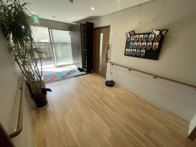 明るい廊下 廊下 自然光が降り注ぐ廊下は、壁に沿って手すりがついており、移動がしやすい設計です。