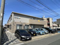 駐車場がある建物外観