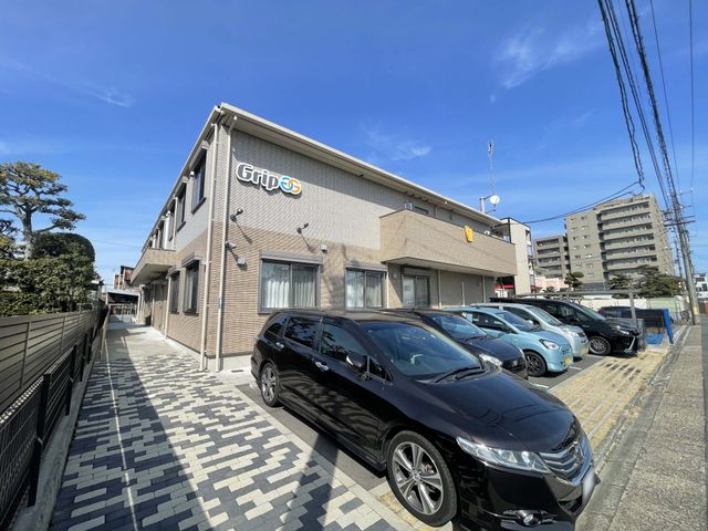垣根沿い建物外観 外観 近代的なデザインの建物で、利用者様やスタッフが安心して過ごせる雰囲気を感じられます。