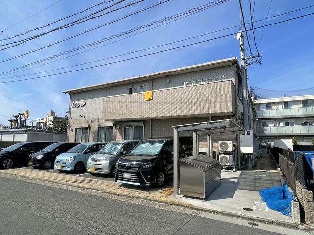 施設の外観 外観 駐車場を備えた施設の前には複数の車が駐車されています。快適な就業環境が整っています。