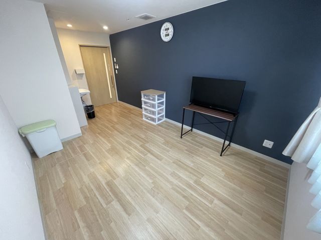 広々とした居室 居室 広々とした室内で、自然光がたっぷり入る明るい空間です。リラックスした時間を過ごせます。