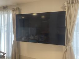 大きなテレビのリビング
