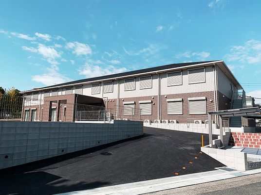 明るい空の外観