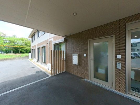 施設の玄関外観
