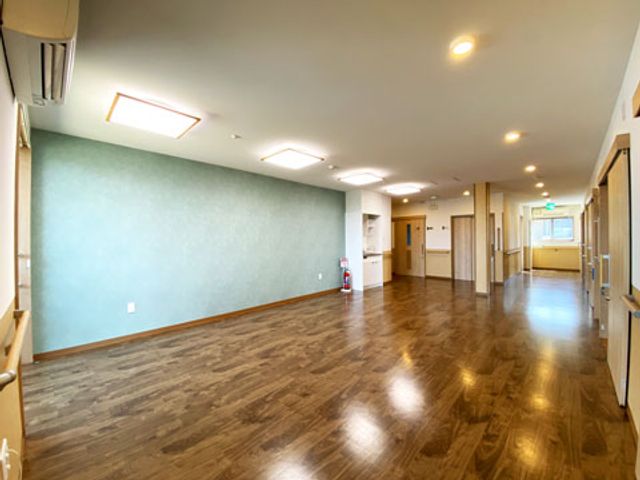 清潔感のある廊下 廊下 清掃が行き届いた廊下で、快適な環境の中でのお仕事が可能です。