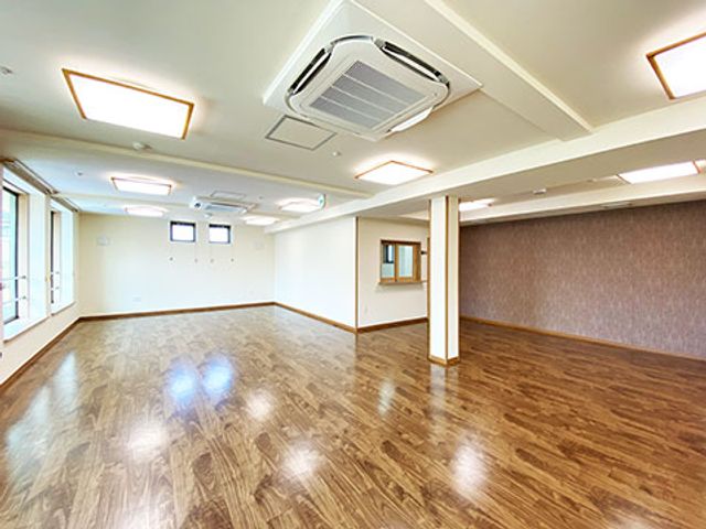 清潔で快適な職場環境 多目的室 快適な空間でお仕事ができる多目的室です。明るく開放的な環境で働くやりがいを実感してください。