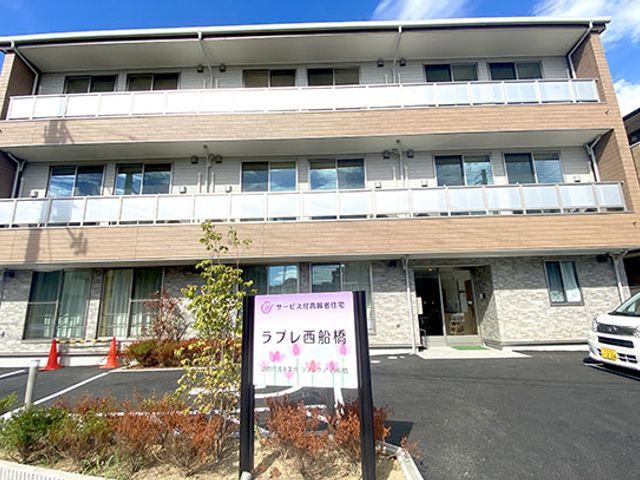 きれいな施設外観 外観 清潔感あふれる施設で一緒に働きませんか？温かみのある職場環境をお約束します。